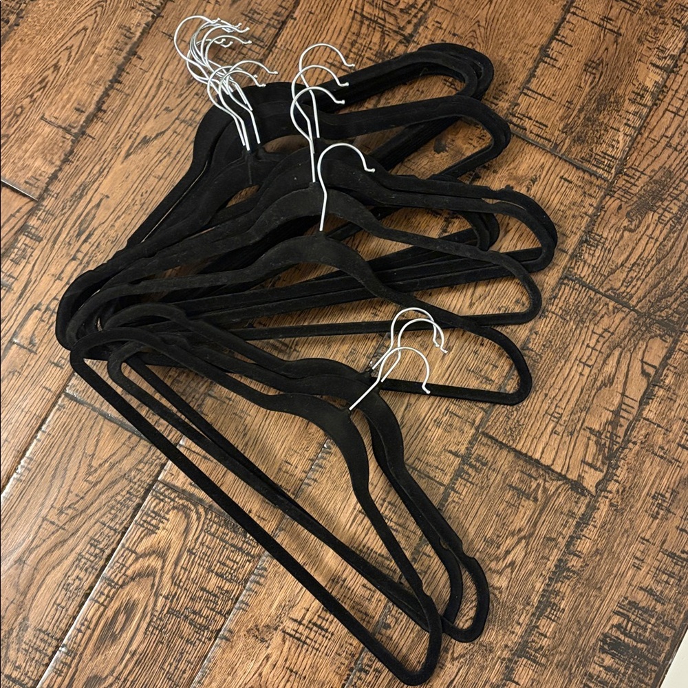 18 Velvet Non-Slip Clothes Hangers - Black